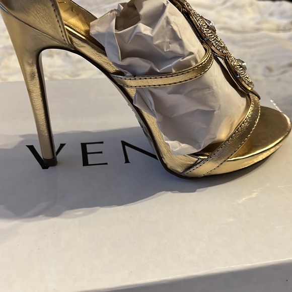 Beautiful gold heels - Picture 5 of 5